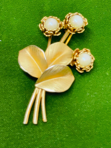 Gold and Pearl Bouquet Devil's Details